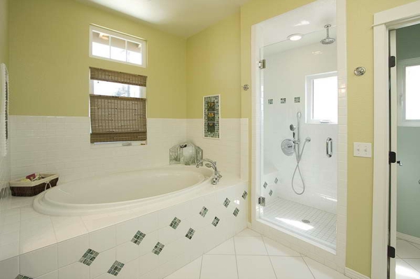 завеси-за-малко-прозорци-за-красива баня-дизайн-бяла вана