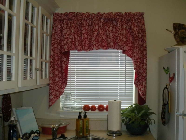 cortinas-para-pequeñas-ventanas-acogedoras-cocina-diseño-se combinan con persianas blancas