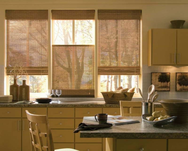 Zavjese-za-male-prozor-moderna kuhinja-opremanje-bež