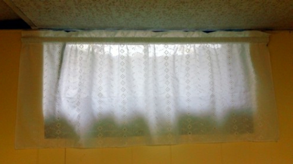 rideaux-pour-petite-fenêtre-tendre-regard-intéressant-éclairé