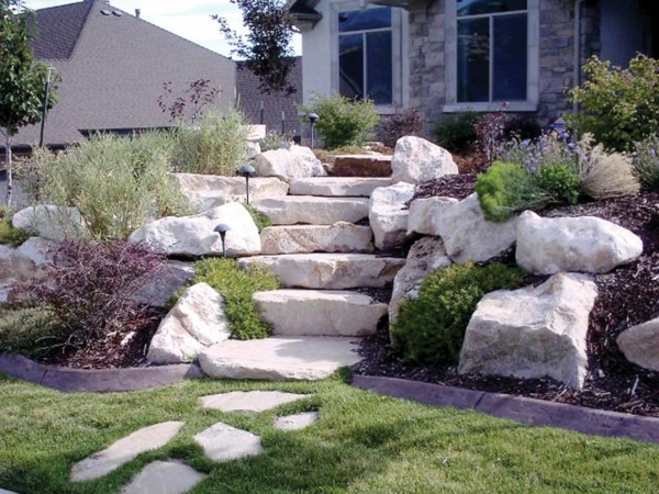 Kamene stepenice i biljke u vrtu - moderno uređenje vrtova