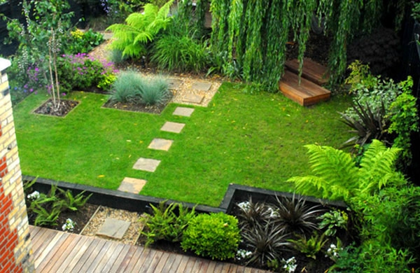 Πέτρινες πλάκες ως διάδρομος στον όμορφο καταπράσινο κήπο