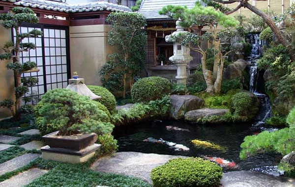 Изкуствени езерца и каменни скулптури за луксозен дизайн на градината