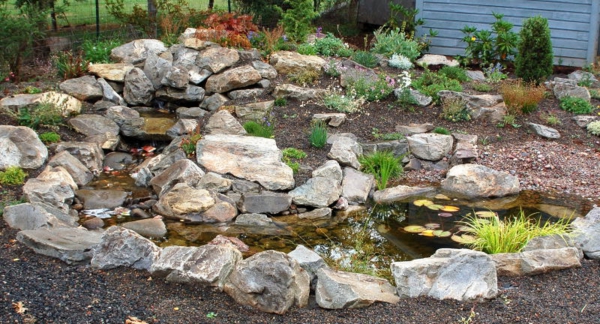agua corriente y muchas piedras en el jardín
