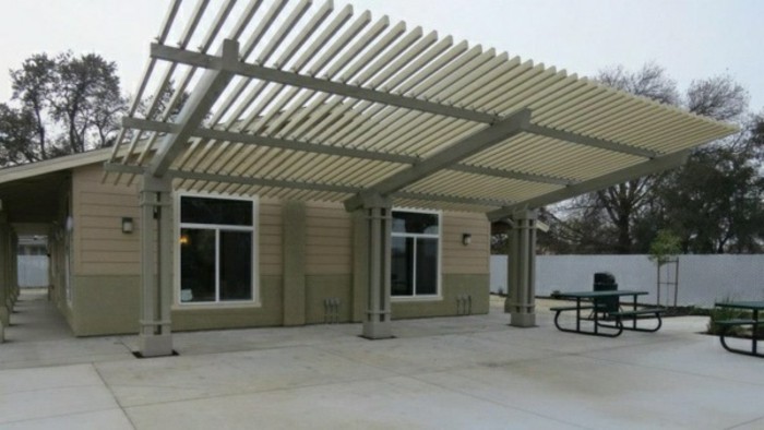 vrt-pergola-od-metal-krova nadstrešnica-betonfliesen1-mijenja veličina