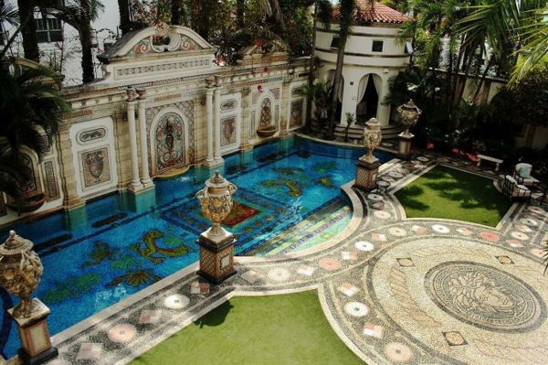 vrt-bazen-aristokratski izgled - fotografija snimljena odozgo
