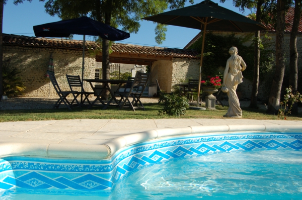 garden-pool-very-beautiful-look - una escultura al lado
