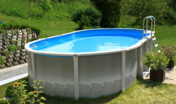 garden-pool-self-build-oval-shaped - hermoso entorno