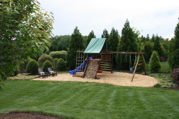 jardín-patio-swing-a-deslizante y escalada en pared parque infantil