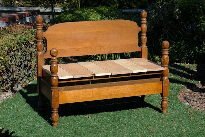 градински снимки - идея за кафява малка пейка от старо кафяво дървено легло