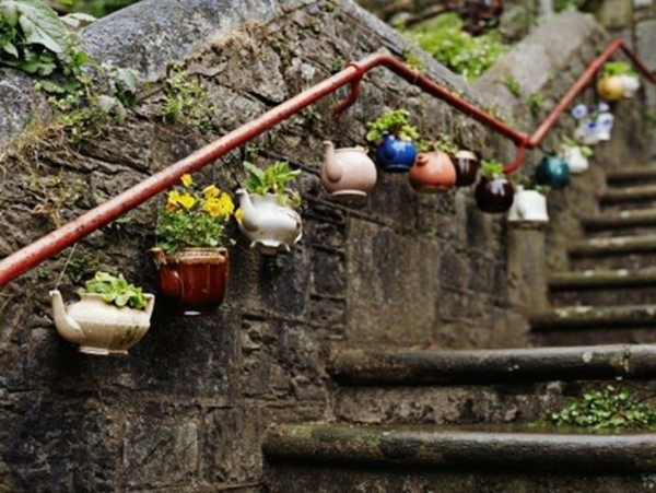 kertdeko virágos edények - a lépcső mellett - érdekes példa