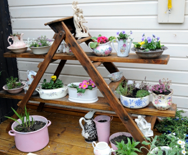 Pots de fleurs en bois déco jardin sur étagères