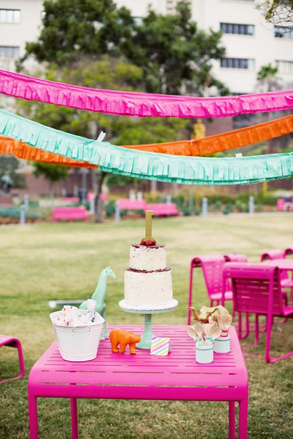 Gartendeko-ötletek-for-a-izgalmas-party-in-kerti asztal-in-pink