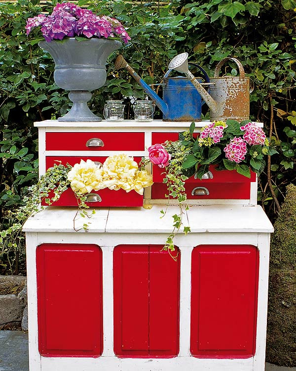 décoration de jardin-bricolage-armoire-rouge-avec-fleurs - différentes nuances de couleur