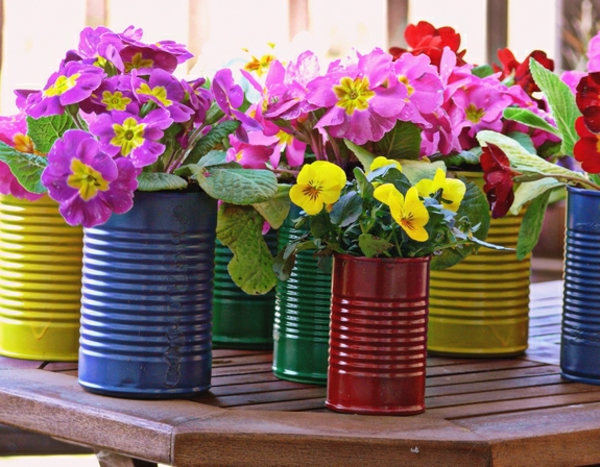 jardin déco pots de fleurs faits maison de différentes couleurs - très belle