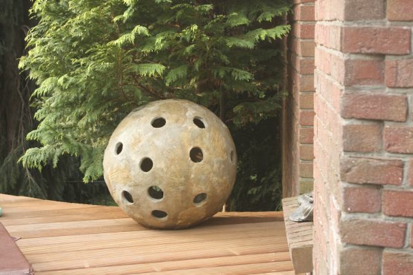 Decoración de jardín bola hecha en casa - en frente de la casa
