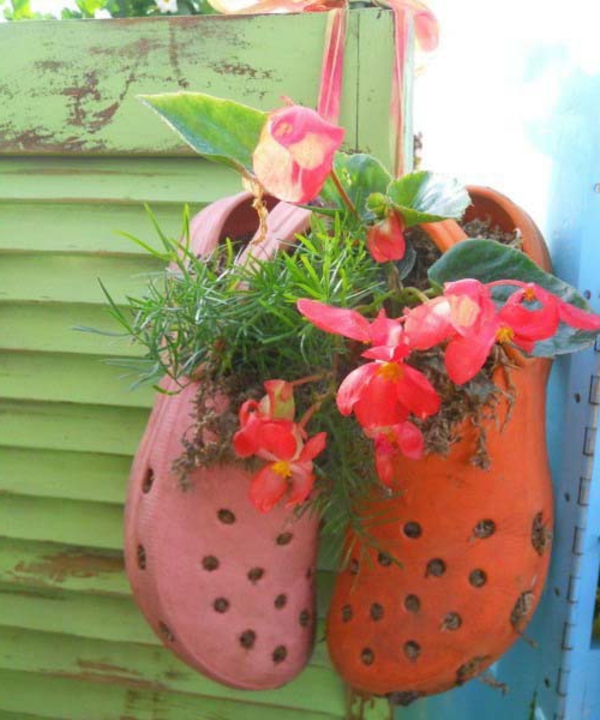 décoration de jardin-floral-dans-chaussures-pendaison - super idée originale