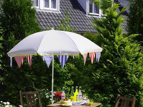 décoration de jardin-bricolage-parapluie - devant la maison à l'extérieur