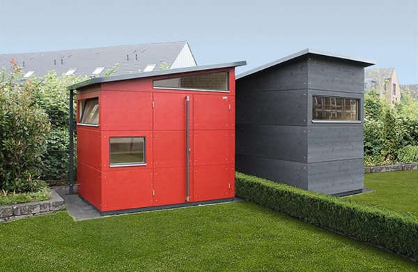 Vrtna oprema kuća-metal-siva-i-crvena - trava u zelenilu