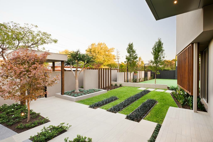 минималистична градина до къща в минималистичен стил