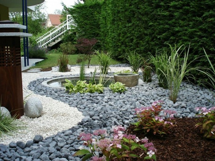 GARTENGESTALTUNG-ejemplos-casa-con-jardín-con-piedra-escalera-arbustos