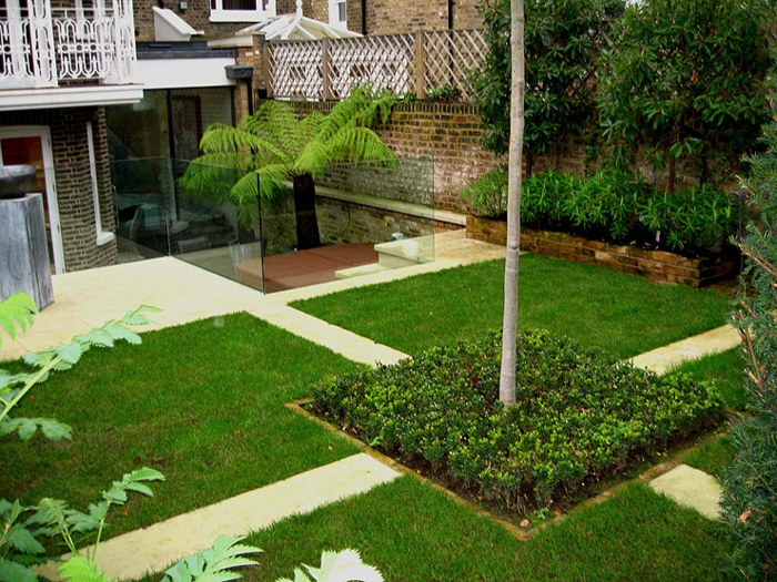 четири тревни повърхности в геометрична форма с дърво в средата - модерен дизайн на градината