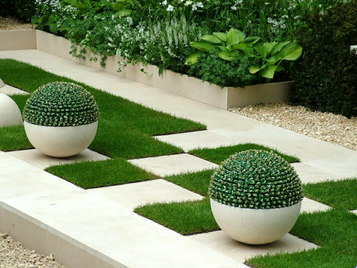 модерен дизайн на градината - сферични саксии за цветя, площадки на трева
