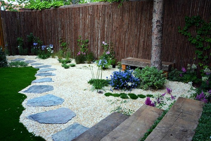 Gartengestaltung-példák-kő díszítéssel-fa kerítés fa-in-kerti fa lépcsők-kert