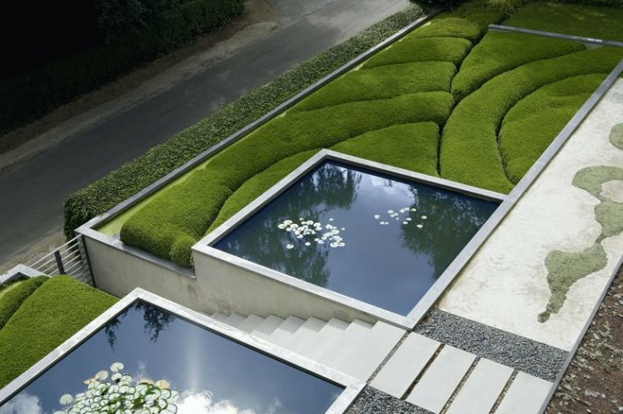 две площади от езера, английска трева във форми, бели стълби - модерен предстен двор