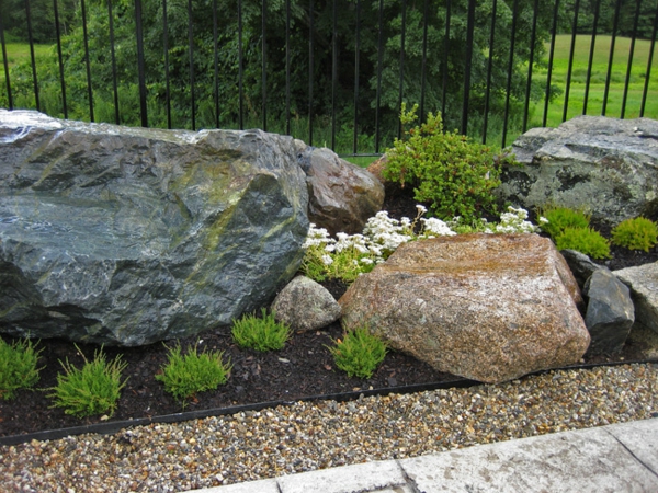 grosses pierres comme décoration pour le jardin