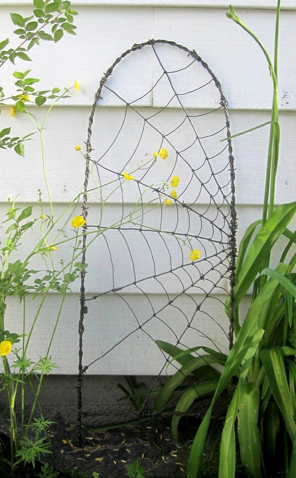 ideje za vrtlarstvo - vrata-out-of-wire - pozadina u bijeloj boji
