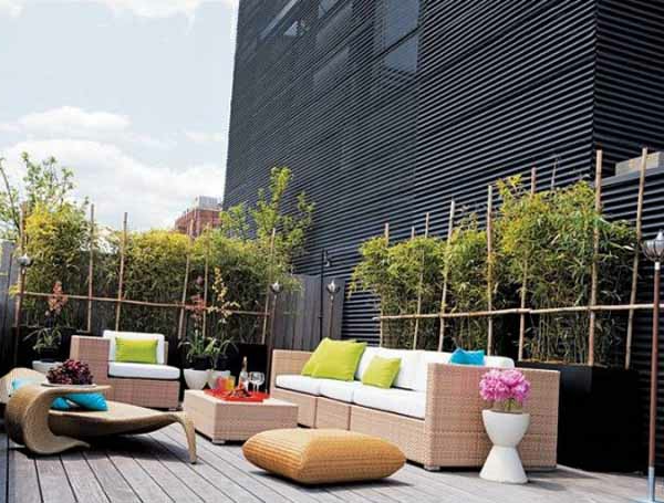 terrasse moderne avec des meubles et des plantes