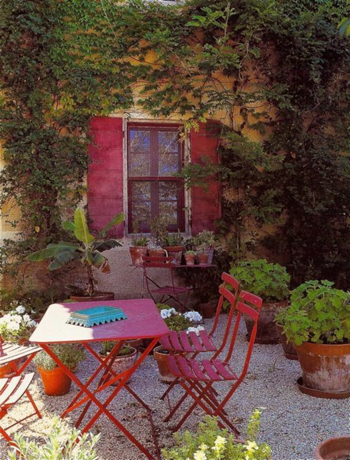 градинарство с чакъл-малка маса - прозорец в червено