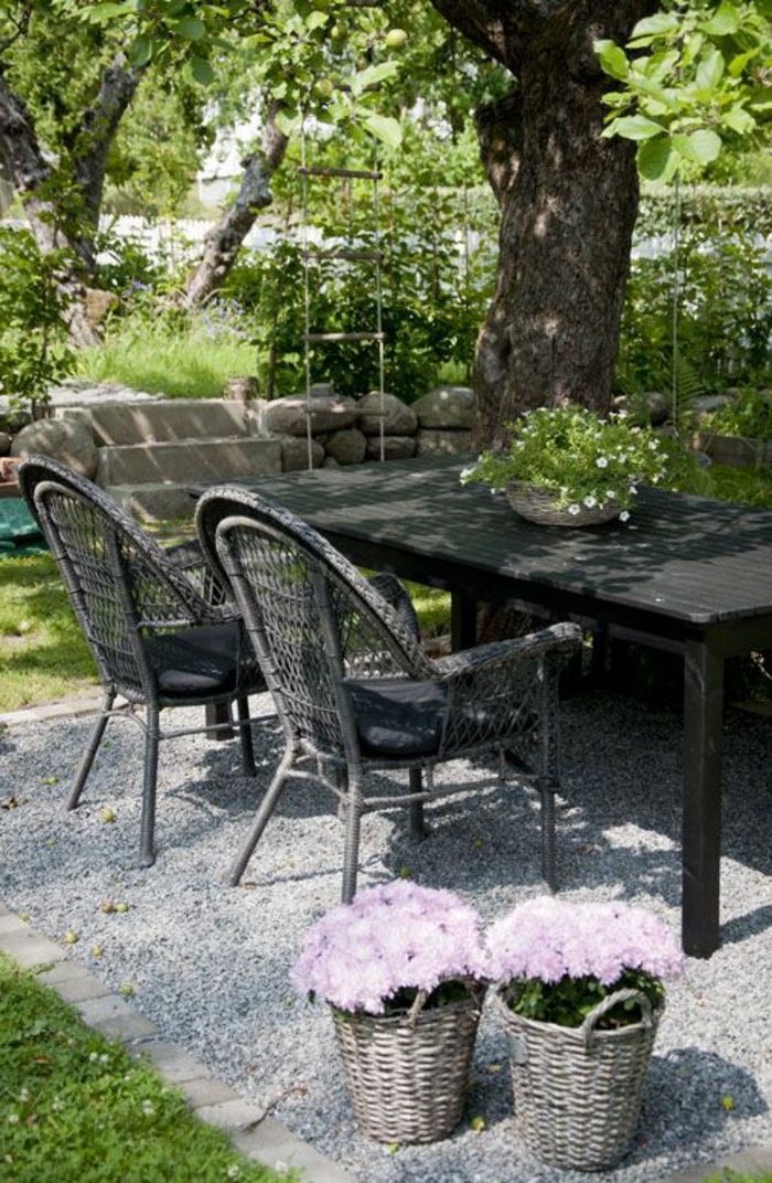 تصميم الحديقة-مع-الحصى-الأثاث الحديث-طاولة خشبية