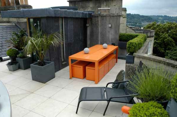 dizajn terase s lijepim narančastim akcentnim stolom