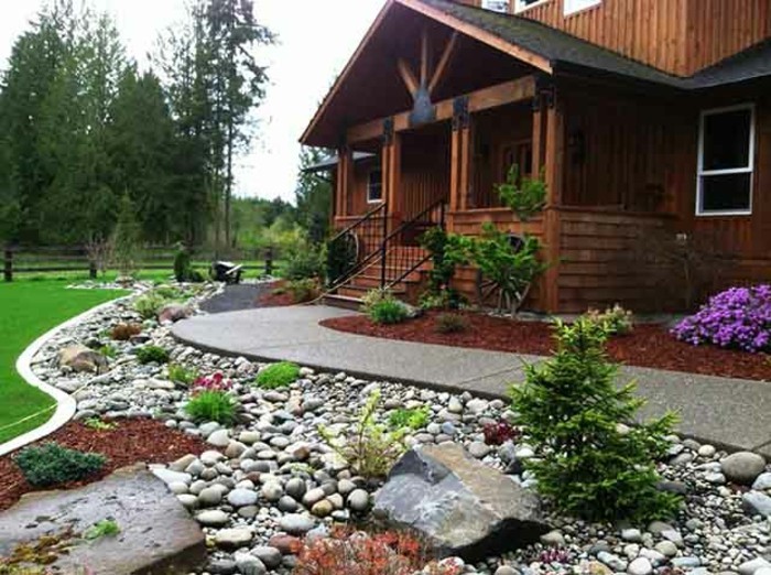 idées avec naturel Gartengestaltung maison en pierre en bois avec escalier à jardin arbres