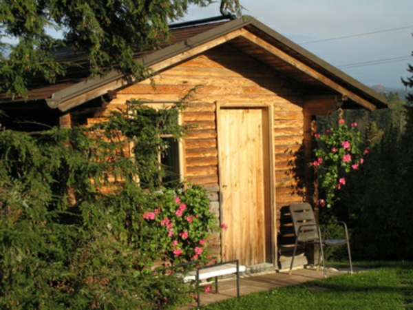 Дървена къща - къща - стол пред вратата