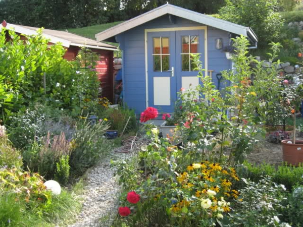 puutarha talo-sweden-monia-kukkia - kaunis katto