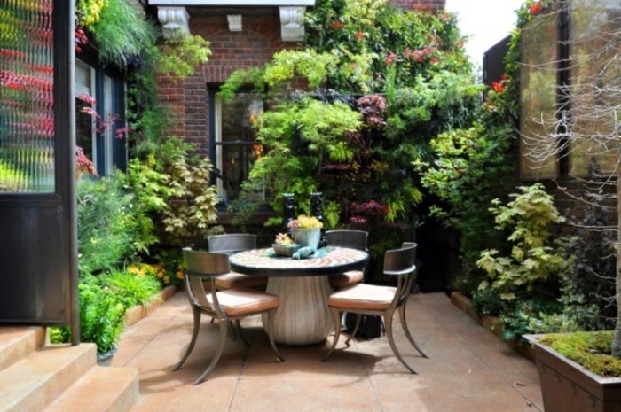 vrt ideje-za-male-vrtovima-malih okruglih stolova-i-mnogo zelenih biljaka