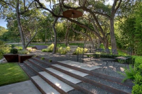 jardín-escaleras-piedra-madera-paisajismo-jardín-oscuro-elegante mobiliario de jardín
