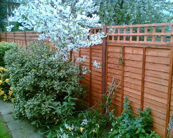 kerti kerítés-önálló építésű faágak és növények