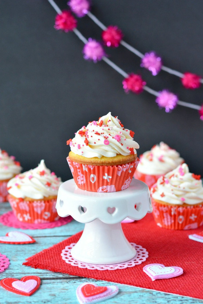 Készítsen gyönyörű cupcakes-t és díszítse krémmel, ötleteket egy egyedülálló party számára