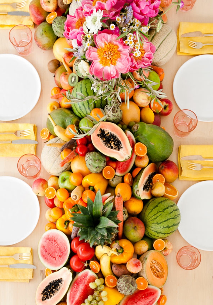Zdrava i šarena party hrana, svježe voće i povrće, lijepa cvijeća, svečana atmosfera