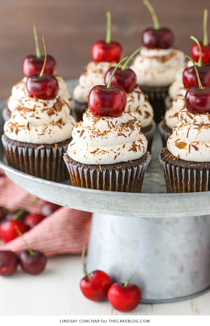 Díszítsd a csokoládé cupcakes krémmel és cseresznyével, gyönyörű és ízletes desszertjeit a pártodra
