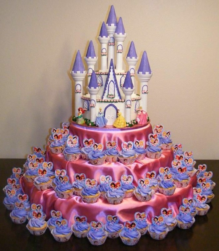 كعكة عيد ميلاد خلفية مغلقة ل-الأميرات، والعديد من الكعك الصغيرة