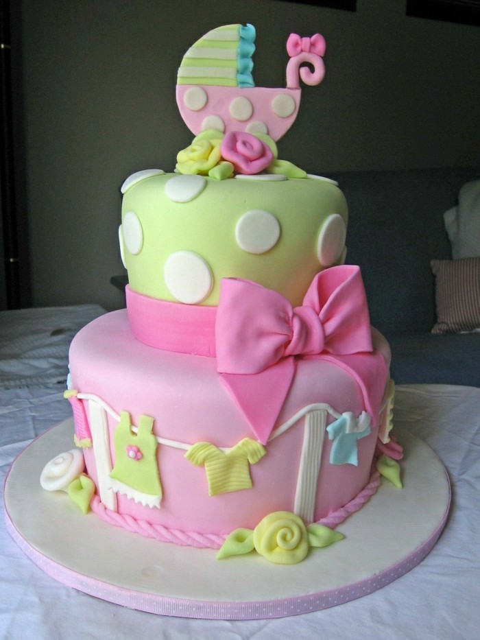 rođendanska torta-po-Kind-ružičast-loop-pite-na-multi-kata