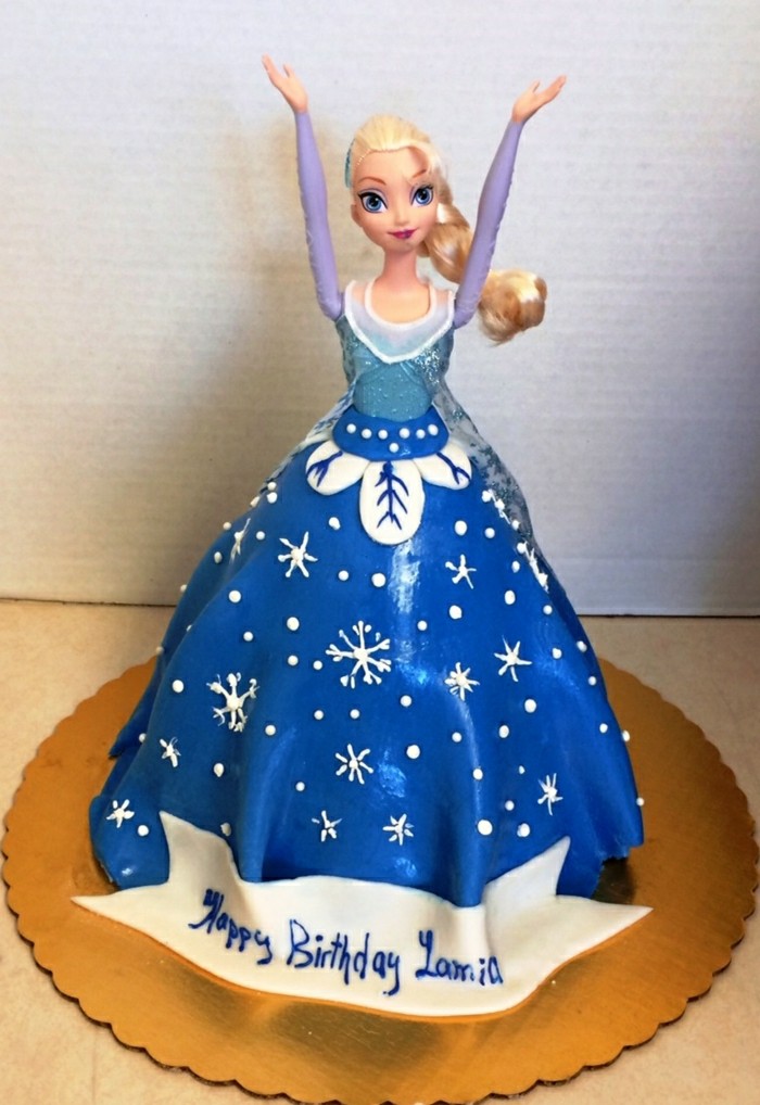 торта по вид красива кукла с сини dress-
