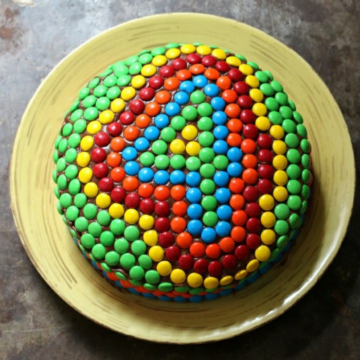 كعكة عيد ميلاد مقابل الأطفال الملونة تصميم-لذيذ حلوى