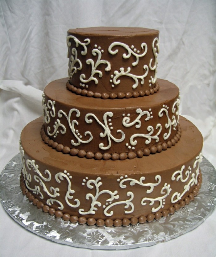 تصميم مثير للاهتمام - كعكة عيد ميلاد مصنوعة من الشوكولاته