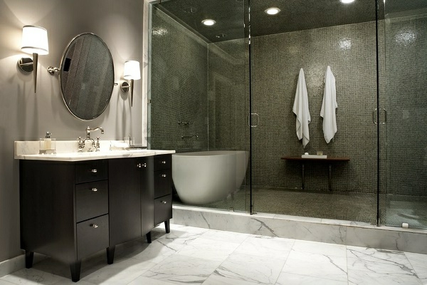 carrelage-douche-dans-foncé-luxueux-salle de bain - miroir avec forme ronde sur le mur